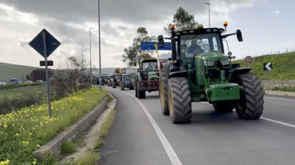 Protesta-agricoltori-1024x576 Agricoltori protesta: anche oggi trattori in Lombardia e a sud Italia