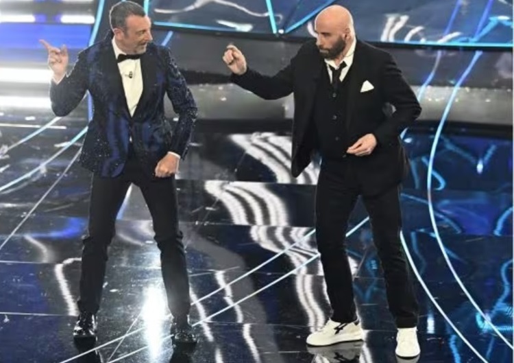 Amadeus-e-John-Travolta-balletto John Travolta, Sanremo 2024: quanto è stato pagato? Il video rimosso