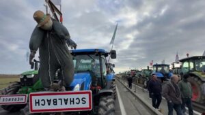 agricoltori-europa-proteste-300x169 Agricoltori: caos a Bruxelles, migliaia di trattori in strada