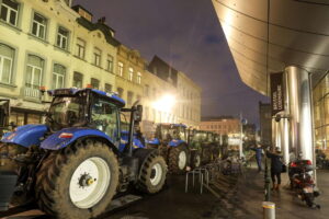 agricoltori-europei-300x200 Agricoltori: caos a Bruxelles, migliaia di trattori in strada