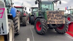 agricoltori-trattori-300x169 Agricoltori: caos a Bruxelles, migliaia di trattori in strada