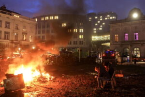 bruxelles-protesta-agricoltori-roghi-300x200 Agricoltori: caos a Bruxelles, migliaia di trattori in strada