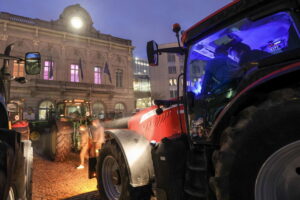 parlamento-europeo-agricoltori-300x200 Agricoltori: caos a Bruxelles, migliaia di trattori in strada