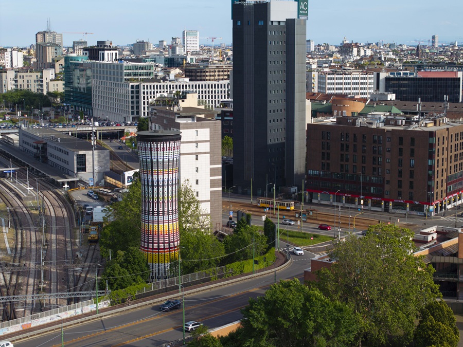DJI_20240505035902_0018_D Torre Arcobaleno di Milano: nuova illuminazione notturna. Video