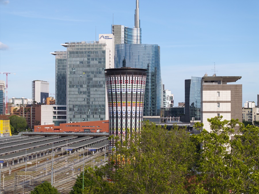 DJI_20240505040155_0025_D Torre Arcobaleno di Milano: nuova illuminazione notturna. Video
