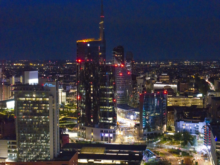 DJI_20240505071249_0090_D Torre Arcobaleno di Milano: nuova illuminazione notturna. Video