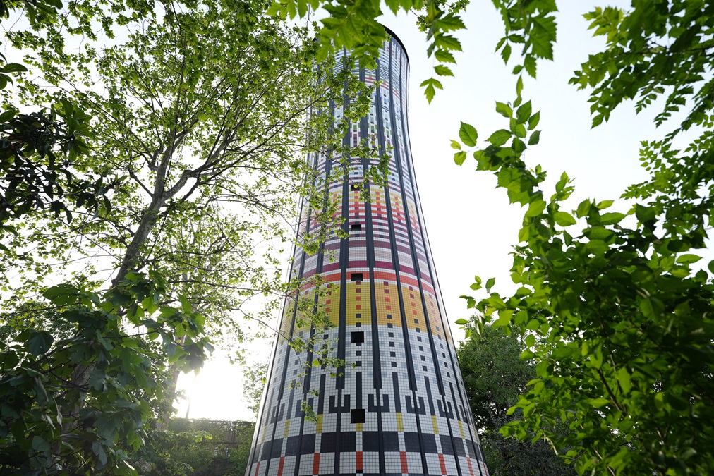 M4A01151 Torre Arcobaleno di Milano: nuova illuminazione notturna. Video
