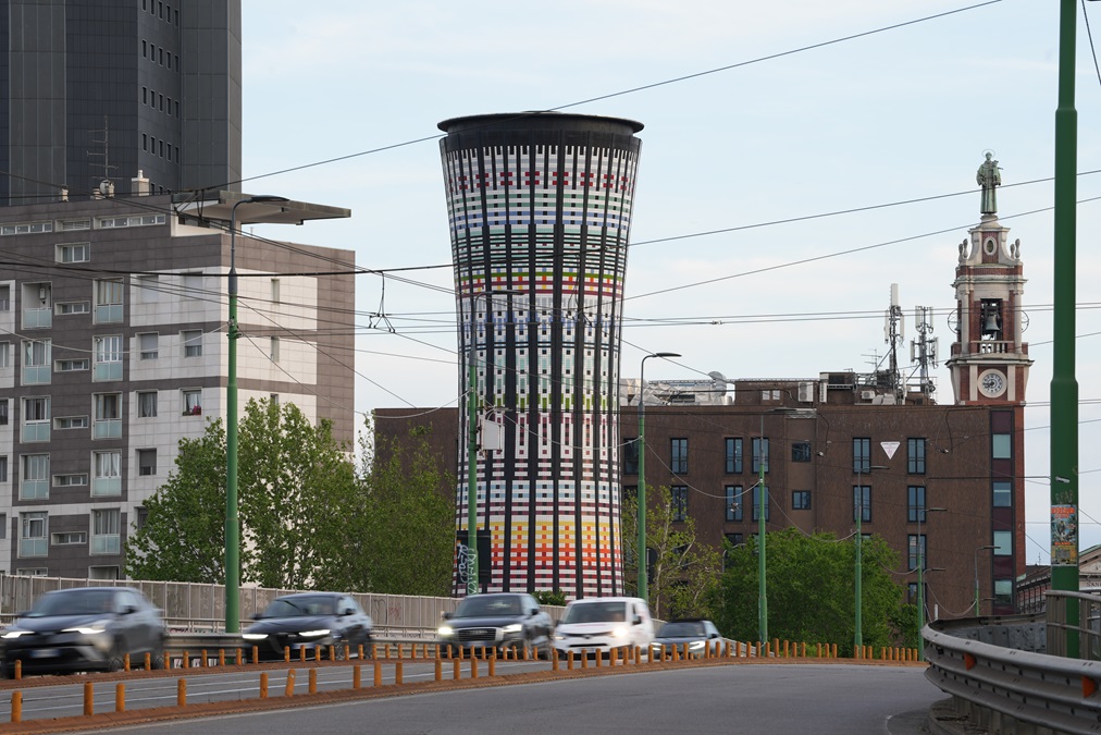 M4A01164 Torre Arcobaleno di Milano: nuova illuminazione notturna. Video
