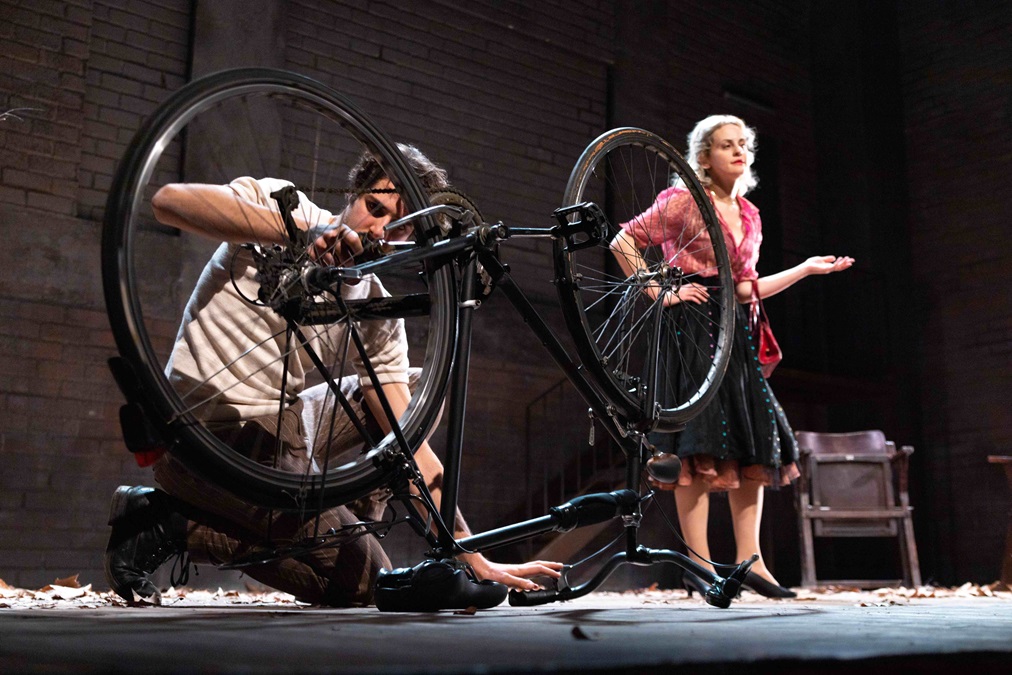 Filippo-Lai-e-Marina-Rocco-in-La-Maria-Brasca-di-Giovanni-Testori-Regia-di-Andree-Ruth-Shammah-Forto-di-Lorenzo-Barbieri_ Il ritorno di Maria Brasca, fino al 16 giugno al Teatro Parenti