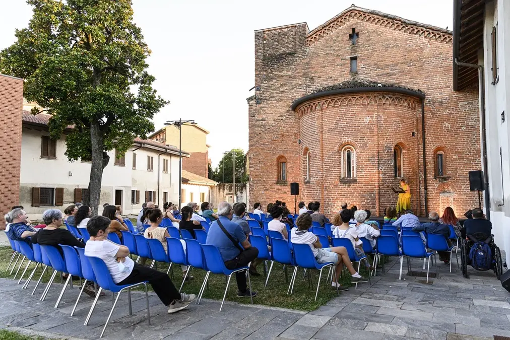  ATIR, la prima stella della sera, nel cortile di S. Maria alla Fonte