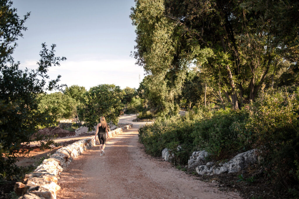 Camminata-meditativa_PASSEGGIATA_4_Ph-Alessandro-Zaccaro-1024x683 Masseria AuraTerrae: la meta perfetta per vivere l’anima più autentica della campagna pugliese