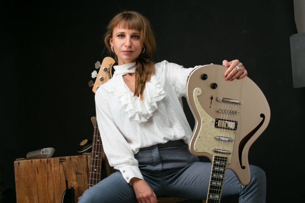 Gloria-Abbondi_ZELDA-MAB_Segreti-di-miele_Foto-1024x682 A POCHE SETTIMANE DALL’USCITA DEL BRANO“BLU COBALTO”L’ECLETTICA MUSICISTA E PERFORMER GLORIA ABBONDI cuore pulsante del progetto ZELDA MAB VENERDÍ 23 MAGGIO PUBBLICA IL NUOVO SINGOLO“SEGRETI DI MIELE”