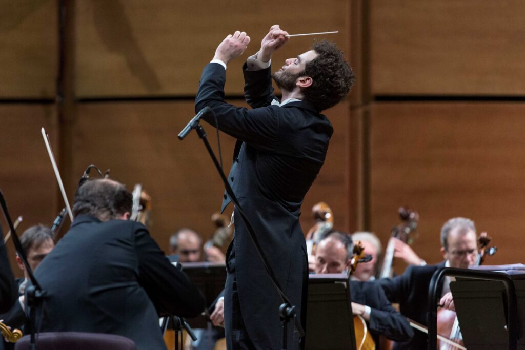 Tjeknavorian-dirige-l_Orchestra-Sinfonica-di-Milano-in-Amore-in-musica-foto-Angelica-Concari_13-1024x683 Orchestra Sinfonica di Milano | Emmanuel Tjeknavorian interpreta Mahler all'Auditorium di Milano | 23-25 maggio, Auditorium di Milano