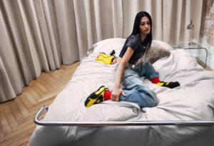 25AW_Social_SP_Mostro_Amelia-Gray-Yellow_Social_1715_sRGB-1-300x205 Sport