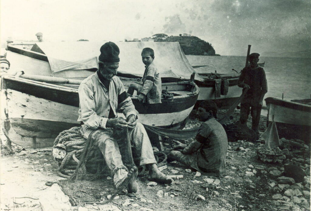 CATUOGNO-MARIAGISELLA_FD_ADME_001-cavo-mariano-catuogno-barca-1024x694 Da Visit Elba | L'archivio della memoria elbana è online! Con la APP sarà possibile fare un tuffo nel passato