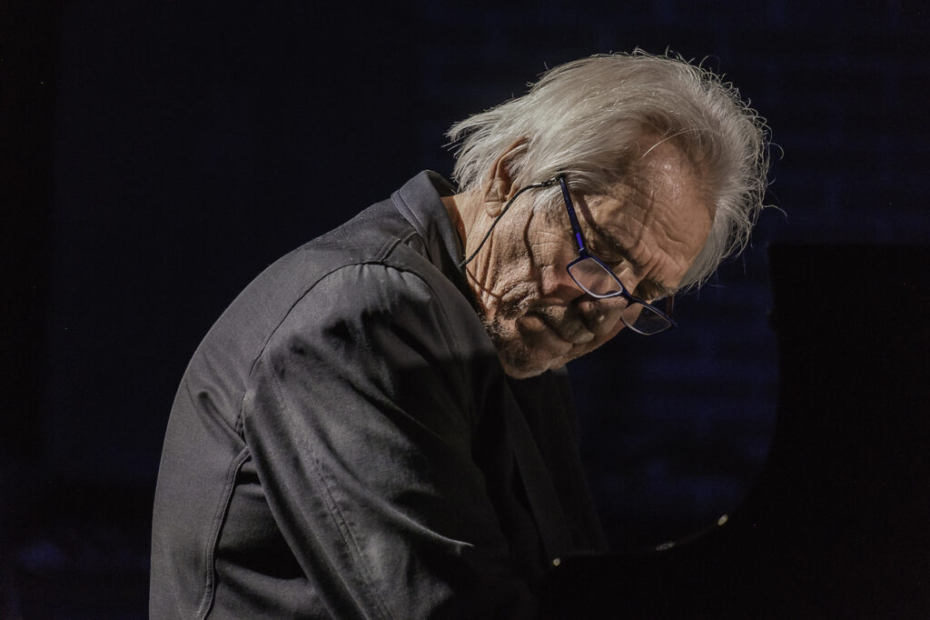 Il-pianista-e-compositore-Enrico-Intra-©-Roberto-Piolo-1024x682 Dal 28 giugno al 4 luglio la XXXIII edizione del festival Lago d’Iseo Jazz, dedicata ai novant’anni di Enrico Intra