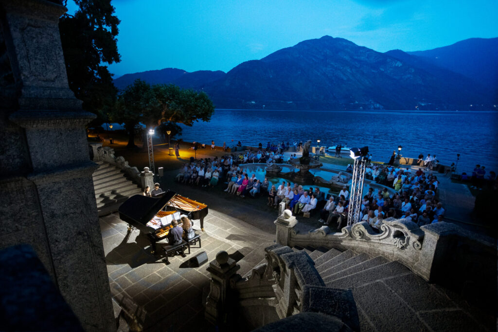 LACMUS-Danze-a-otto-mani_Vito-Daniele-Fontana_200724_0254-1024x683 "Giochi d'acqua" e musica sul Lago di Como: torna Lacmus Festival - dal 9 al 20 luglio