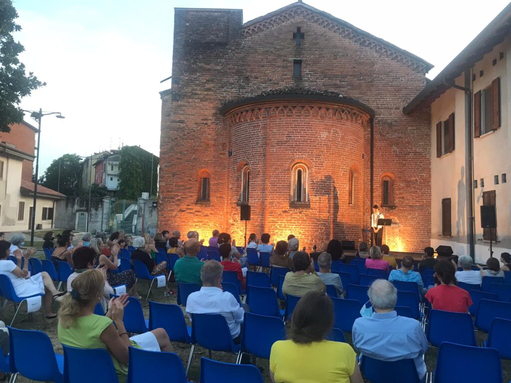 chiesa-rossa-con-pubblico-1-1024x768 1 lug "La prima stella della sera" - rassegna teatrale di ATIR a Chiesa Rossa Milano