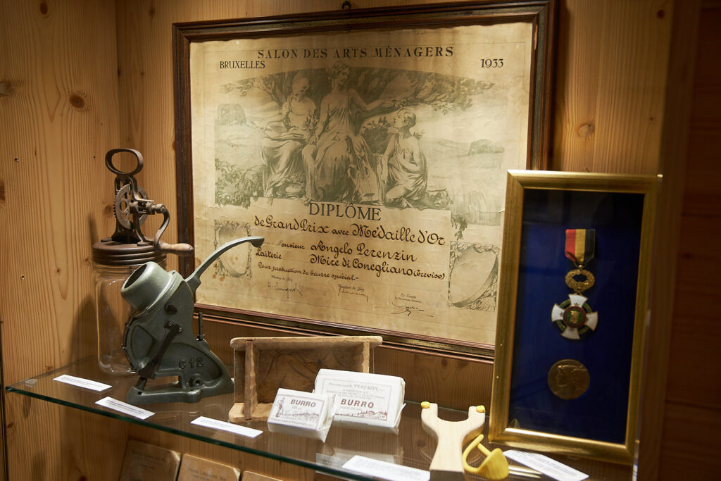 diploma-con-medaglia-doro-del-1933-vinta-a-Bruxelles-per-il-burro-speciale-1024x683 Degustazioni estive e il Caveau Riserva Speciale di Emanuela Perenzin