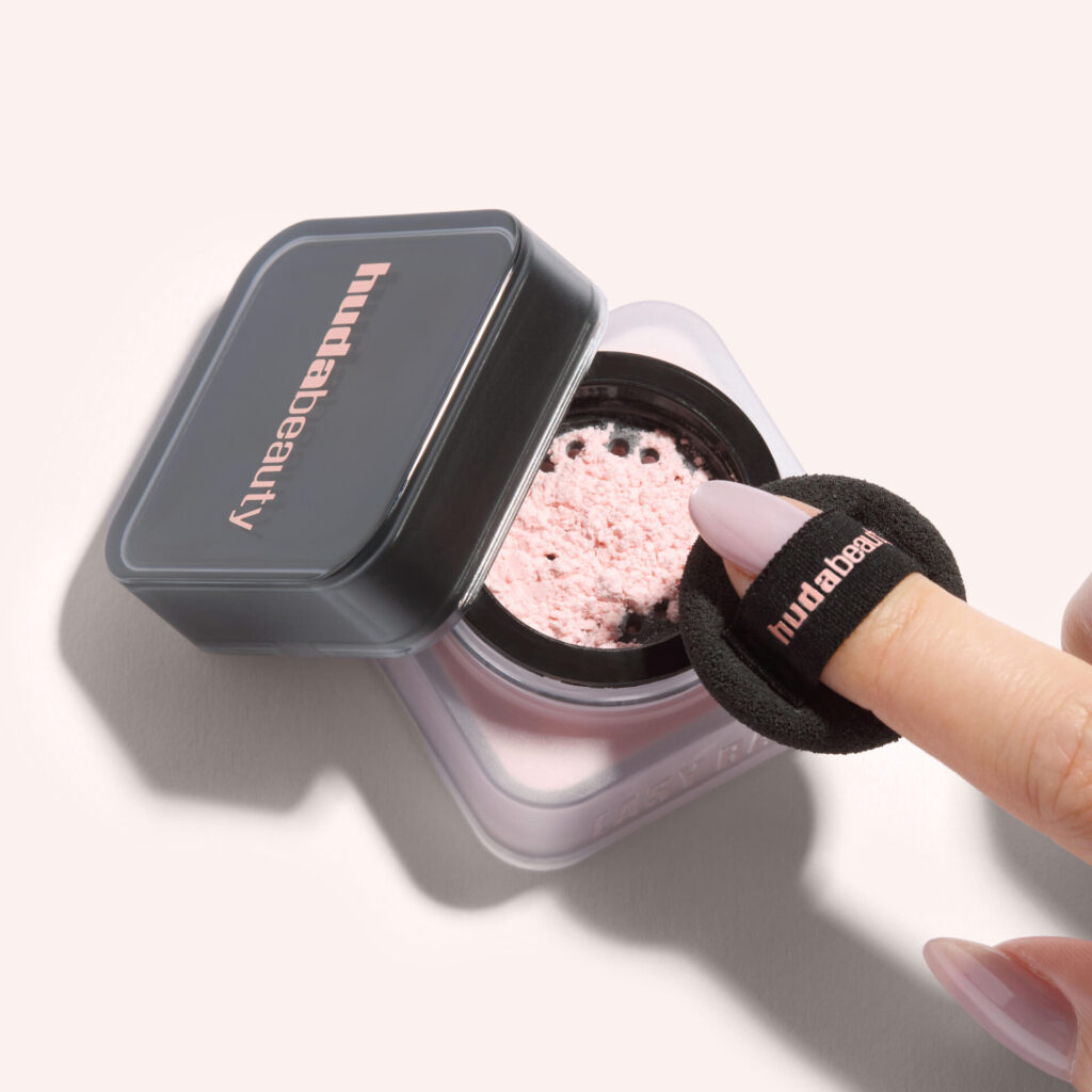 2-1024x1024 HUDA BEAUTY PRESENTA 3 NOVITA': MINI BADDIES, 8 NUOVE SHADE DI EASY BLUR FOUNDATION, EASY BLUR PRIMER IN BRONZE FUDGE