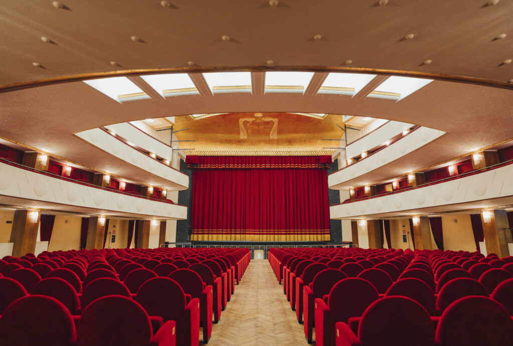 FOTO_TL_1-1024x690 TEATRO LIRICO GIORGIO GABER MILANO: 2025-26, UNA NUOVA STAGIONE DI GRANDI SPETTACOLI E LA PRIMA EDIZIONE DEL FESTIVAL DELLA COMMEDIA ITALIANA.