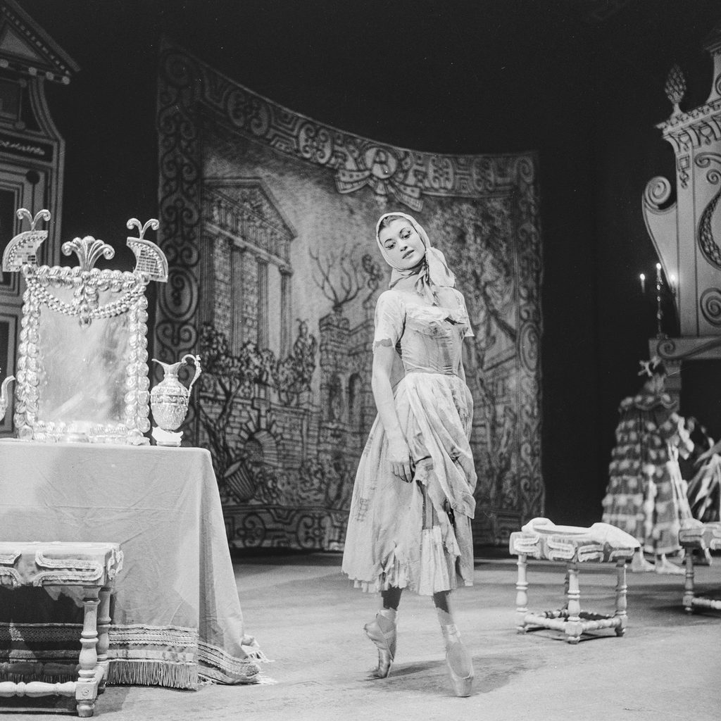 Cenerentola-Stagione-1955-1956-ph-Erio-Piccagliani-©-Archivio-Fotografico-del-Teatro-alla-Scala-1024x1024 Dal 22 al 27 settembre il Teatro della Quattordicesima ospita la mostra "A passo di Carla", dedicata a Carla Fracci