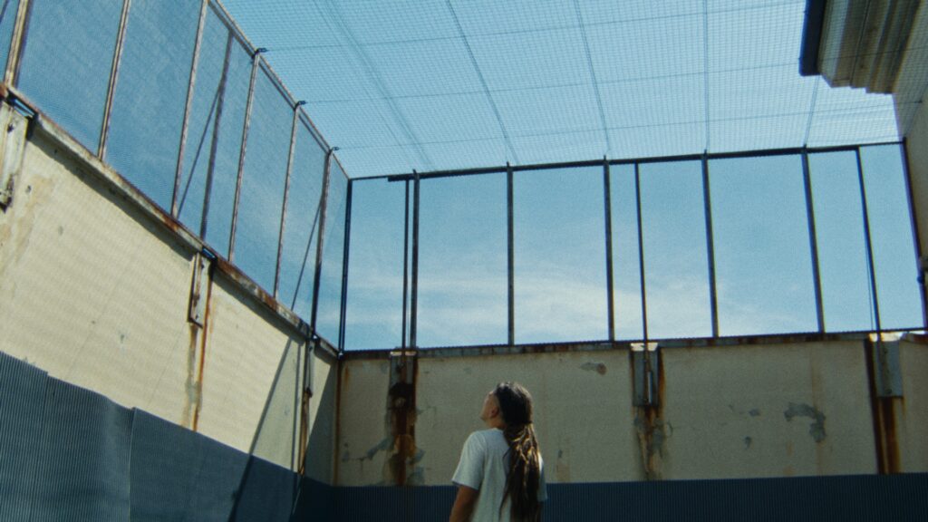 Il-Cielo-In-Una-Stanza_Prime-Immagini-1-1024x576 IL CIELO IN UNA STANZA”: esce il 7 ottobre 2026 il documentario girato all’interno del carcere di Chiavari, con la partecipazione di SAYF