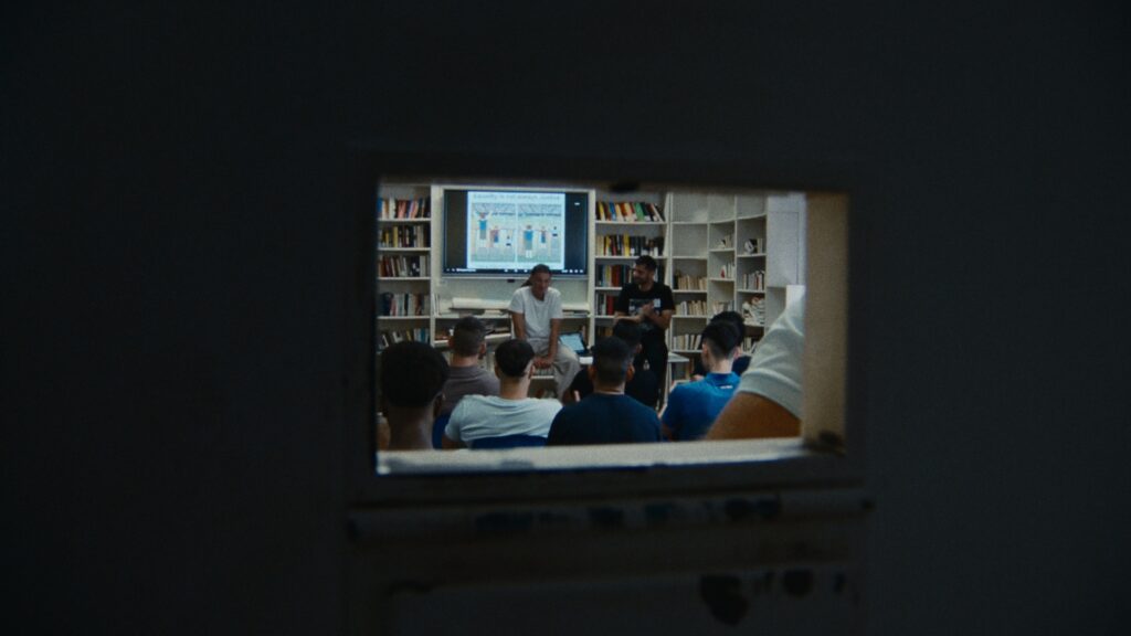 Il-Cielo-In-Una-Stanza_Prime-Immagini-2-1024x576 IL CIELO IN UNA STANZA”: esce il 7 ottobre 2026 il documentario girato all’interno del carcere di Chiavari, con la partecipazione di SAYF