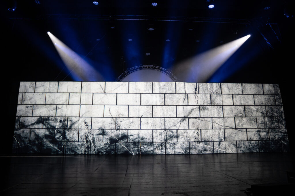 the-wall-DSC03639Foto-di-Marco-Rimmaudo-1024x683 Pink Floyd Legend in “The Wall” al TAM di Milano venerdì 25 settembre. Sul palco anche i giovanissimi di Musical Weekend.