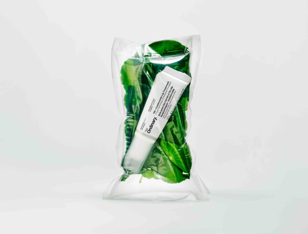 2026-02-24-25-ORD-Lifestyle-HA-Asiaticoside-Lip-Treatment-Hero-Supporting-023-HM-Uncropped-1024x777 THE ORDINARY PRESENTA LA NUOVA LIP CARE LONGEVITY: HA + Asiaticode Lip Treatment
