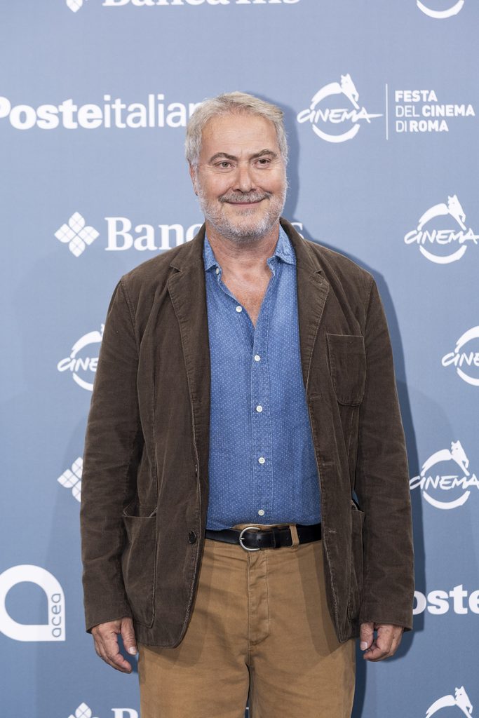 PrimeVIdeo_IlMinisterodellamore_CorradoGuzzanti_3-683x1024 IL MINISTERO DELL'AMORE, grande successo per Pif e i suoi “Ministri” alla Festa del Cinema di Roma