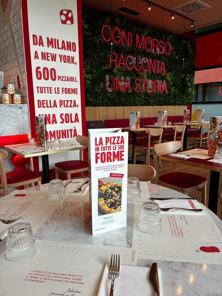 interno70-768x1024-1 ROSSOPOMODORO CONTINUA A CRESCERE | Nuovo store al centro commerciale Fiordaliso